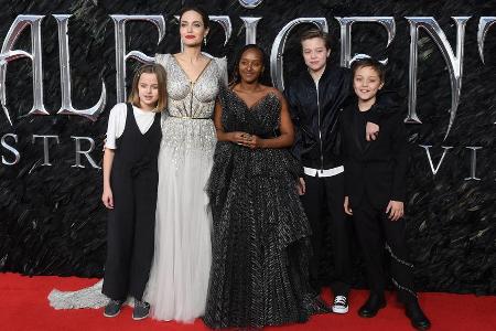 Angelina Jolie mit ihren Kindern Vivienne (v.l.), Zahara, Shiloh und Knox in London Angelina Jolie mit ihren Kindern Vivienne (v.l.), Zahara, Shiloh und Knox in London