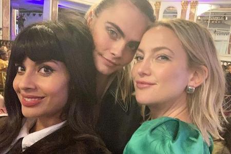 Kate Hudson (r.) posiert mit Jameela Jamil (li.) und Cara Delevingne Kate Hudson (r.) posiert mit Jameela Jamil (li.) und Cara Delevingne