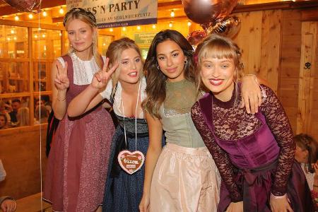 Wie Carolin Niemczyk, Luna Schweiger, Gizem Emre und Caro Cult (v. l.) ihre Dirndl wohl wieder sauber bekommen?