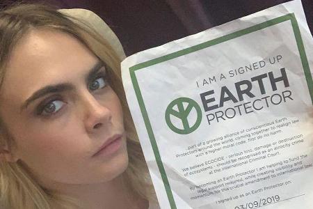 Cara Delevingne unterstützt mit ihrer Unterschrift eine Kampagne für den Umweltschutz Cara Delevingne unterstützt mit ihrer Unterschrift eine Kampagne für den Umweltschutz