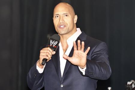 Dwayne Johnson bei einer Pressekonferenz der WWE im Jahr 2011 Dwayne Johnson bei einer Pressekonferenz der WWE im Jahr 2011