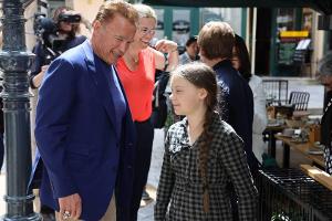 Arnold Schwarzenegger stellt Greta Thunberg einen Tesla