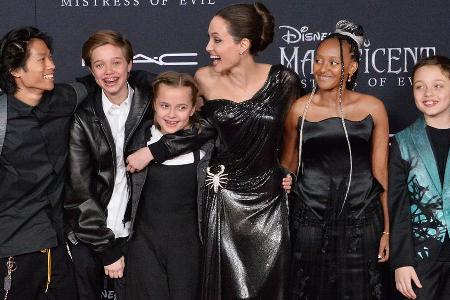 Die Jolie-Pitt-Kids mit ihrer Mutter Angelina: Pax, Shiloh, Vivienne, Zahara, Knox (v.l.) Die Jolie-Pitt-Kids mit ihrer Mutter Angelina: Pax, Shiloh, Vivienne, Zahara, Knox (v.l.)