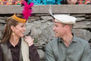 Kate und William haben Spaß mit traditionellem Kopfschmuck
