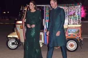 Herzogin Kate und Prinz William fahren im Tuk Tuk vor
