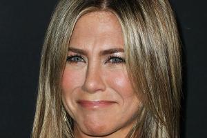 Jennifer Aniston zeigt eine typische Selfie-Pose - auf ihre Art