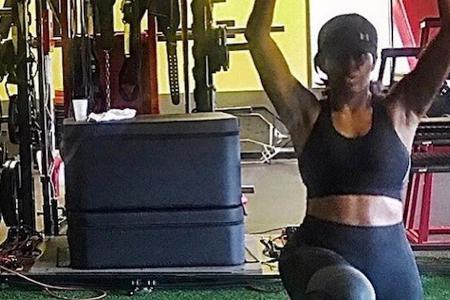 Michella Obama führt konzentriert ihre Fitnessübung aus Michella Obama führt konzentriert ihre Fitnessübung aus