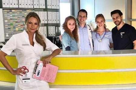 Jana Schölermann (l.) mit ihren Kollegen am Set der RTL-Serie Jana Schölermann (l.) mit ihren Kollegen am Set der RTL-Serie