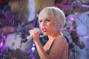 Schockmoment in Las Vegas: Lady Gaga fällt von der Bühne