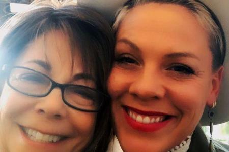 Pink zeigt sich freudestrahlend an der Seite ihrer Mutter Judy Pink zeigt sich freudestrahlend an der Seite ihrer Mutter Judy