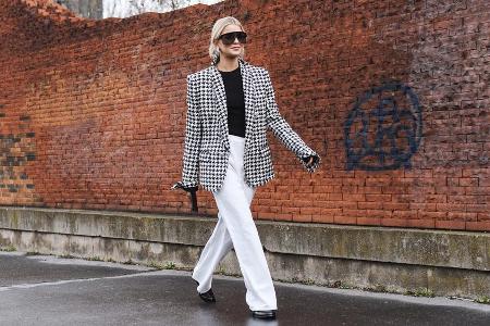 Mode-Bloggerin Caro Daur setzt auf eine angesagte Marlenehose in Weiß Mode-Bloggerin Caro Daur setzt auf eine angesagte Marlenehose in Weiß