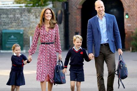 Herzogin Kate mit ihren beiden Kindern Prinzessin Charlotte und Prinz George sowie Ehemann Prinz William Herzogin Kate mit ihren beiden Kindern Prinzessin Charlotte und Prinz George sowie Ehemann Prinz William