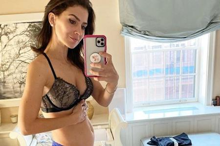 Hilaria Baldwin posiert nur in Unterwäsche vor dem Spiegel Hilaria Baldwin posiert nur in Unterwäsche vor dem Spiegel