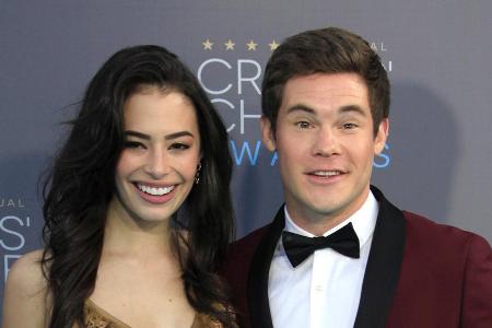Adam DeVine und seine bessere sowie inzwischen verlobte Hälfte, Chloe Bridges Adam DeVine und seine bessere sowie inzwischen verlobte Hälfte, Chloe Bridges