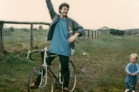 Die Farbe Blau steht beiden: Paul McCartney und Sohn James in Schottland Die Farbe Blau steht beiden: Paul McCartney und Sohn James in Schottland