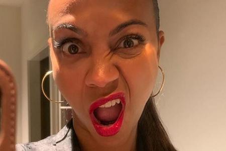 Zoe Saldana braucht mehrere Anläufe für ein gutes Selfie Zoe Saldana braucht mehrere Anläufe für ein gutes Selfie