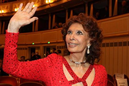 Bei der Verleihung in der Wiener Staatsoper trug Sophia Loren ein rotes Abendkleid Bei der Verleihung in der Wiener Staatsoper trug Sophia Loren ein rotes Abendkleid