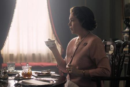 Queen Elizabeth II. (Olivia Colman) bekommt starken Gegenwind - auch aus der eigenen Familie Queen Elizabeth II. (Olivia Colman) bekommt starken Gegenwind - auch aus der eigenen Familie