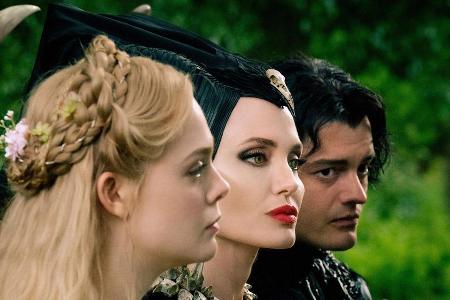 Elle Fanning (v.l.) als Aurora, Angelina Jolie als Maleficent und Sam Riley als Diaval in 
