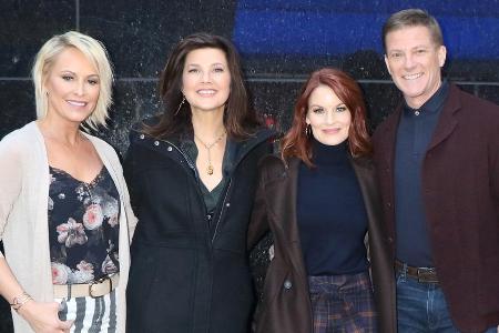Josie Bissett (v.l.), Daphne Zuniga, Laura Leighton und Doug Savant posieren zusammen in New York Josie Bissett (v.l.), Daphne Zuniga, Laura Leighton und Doug Savant posieren zusammen in New York