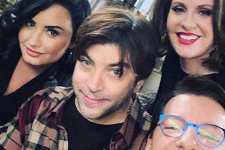 Hatten Spaß bei der Arbeit: Demi Lovato (links), Megan Mullally (2. v. rechts) und Sean Hayes (rechts) Hatten Spaß bei der Arbeit: Demi Lovato (links), Megan Mullally (2. v. rechts) und Sean Hayes (rechts)