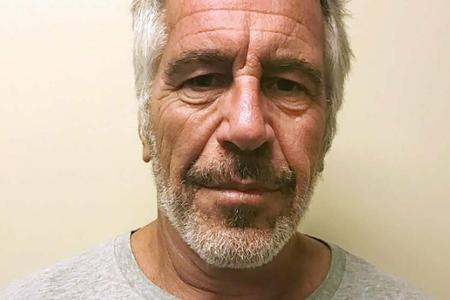 Jeffrey Epstein wenige Tage vor seinem Selbstmord auf einer offiziellen Aufnahme der US-Strafverfolgungsbehörden Jeffrey Epstein wenige Tage vor seinem Selbstmord auf einer offiziellen Aufnahme der US-Strafverfolgungsbehörden