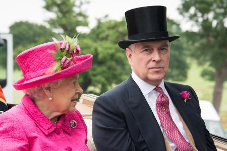 Prinz Andrew mit seiner Mutter, Queen Elizabeth II. Prinz Andrew mit seiner Mutter, Queen Elizabeth II.