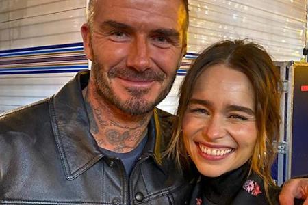 David Beckham hat mit Emilia Clarke für ein Foto posiert. David Beckham hat mit Emilia Clarke für ein Foto posiert.