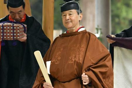 Kaiser Naruhito im traditionellen Kimono Korozen no goho Kaiser Naruhito im traditionellen Kimono Korozen no goho