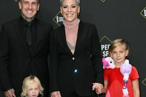 Pinks Familienausflug auf dem roten Teppich