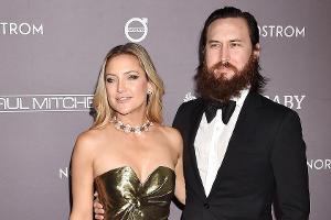 Kate Hudson glänzt in Gold für den guten Zweck