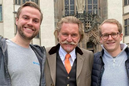 Vor dem Amtsgericht Berlin klagt TV-Anwalt Ingo Lenßen (m.) am Montag mit den Legal-Tech-Gründern Benedikt Quarch (l.) und P... Vor dem Amtsgericht Berlin klagt TV-Anwalt Ingo Lenßen (m.) am Montag mit den Legal-Tech-Gründern Benedikt Quarch (l.) und P...