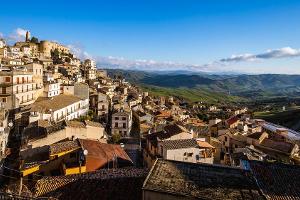 Diese italienische Stadt verschenkt Häuser - und bietet "Baby-Bonus"