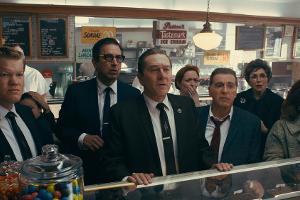 Frank Sheeran (Robert De Niro, M.) hat sein Leben dem Verbrechen gewidmet