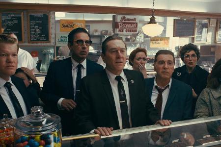 Frank Sheeran (Robert De Niro, M.) hat sein Leben dem Verbrechen gewidmet