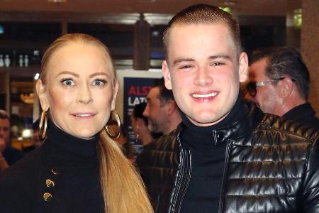 Jenny Elvers und Sohn Paul bei einem Auftritt in Hamburg Jenny Elvers und Sohn Paul bei einem Auftritt in Hamburg