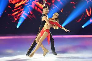 "Dancing on Ice": Jenny Elvers trotz Handicap in nächster Runde