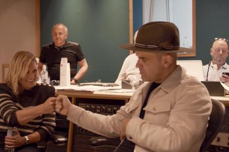 Am Ende gab's die Faust: Helene Fischer und Robbie Williams haben sich bei den Aufnahmen zu Am Ende gab's die Faust: Helene Fischer und Robbie Williams haben sich bei den Aufnahmen zu