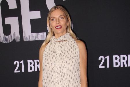 Sienna Miller erschien zu einer Filmvorführung in einem Boho-Kleid Sienna Miller erschien zu einer Filmvorführung in einem Boho-Kleid