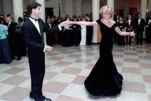 Berühmter Travolta-Tanz: Prinzessin Dianas Samtkleid wird versteigert