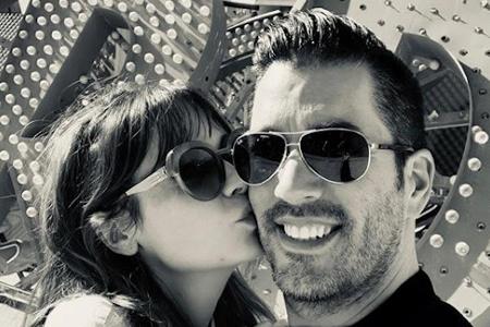 Zooey Deschanel postet erstes Pärchenbild mit Jonathan Scott Zooey Deschanel postet erstes Pärchenbild mit Jonathan Scott