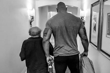 Dwayne Johnson (r.) wünscht Danny DeVito alles Gute Dwayne Johnson (r.) wünscht Danny DeVito alles Gute