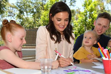 Schauspielerin Katie Holmes malt während eines Besuchs in Sydney mit Kindern Schauspielerin Katie Holmes malt während eines Besuchs in Sydney mit Kindern