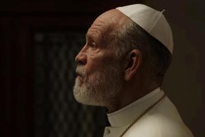 "The New Pope": Jude Law und John Malkovich balgen sich ums Papstamt