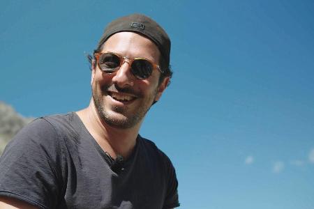 Fahri Yardim geht für seine neue Doku-Serie auf die Suche nach Glückskonzepten Fahri Yardim geht für seine neue Doku-Serie auf die Suche nach Glückskonzepten