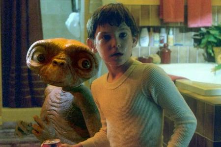 E.T. und Elliott (Henry Thomas) im Original-Film von 1982 E.T. und Elliott (Henry Thomas) im Original-Film von 1982