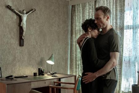 Kommissarin Nina Rubin (Meret Becker) überrascht ihren Kollegen Karow (Mark Waschke) in einem Moment der Einsamkeit und Trauer Kommissarin Nina Rubin (Meret Becker) überrascht ihren Kollegen Karow (Mark Waschke) in einem Moment der Einsamkeit und Trauer