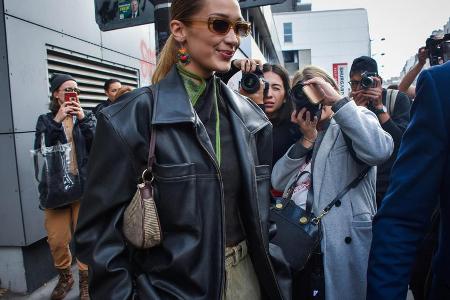 Model Bella Hadid in lässiger Cordhose während der Paris Fashion Week
