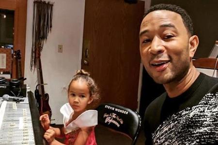 John Legend sitzt mit seiner Tochter Luna im Tonstudio John Legend sitzt mit seiner Tochter Luna im Tonstudio