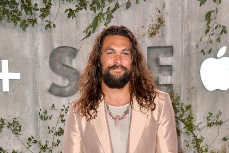 Jason Momoa füttert einen Bären und erntet einen Shitstorm Jason Momoa füttert einen Bären und erntet einen Shitstorm